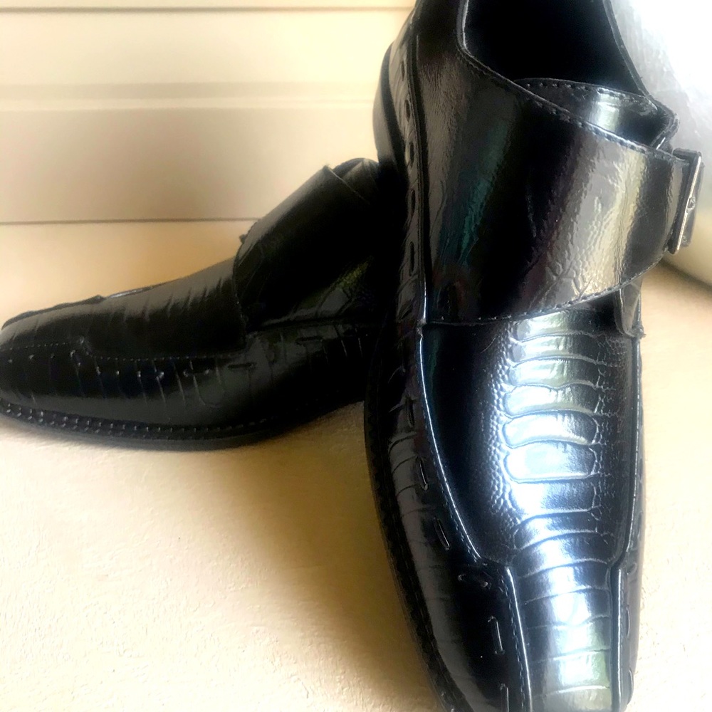 Boys dress shoes size 1Y. New with out tags.